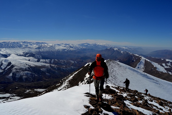 Rétro-Verso : Voyage à travers l’Histoire du toit du Haut Atlas