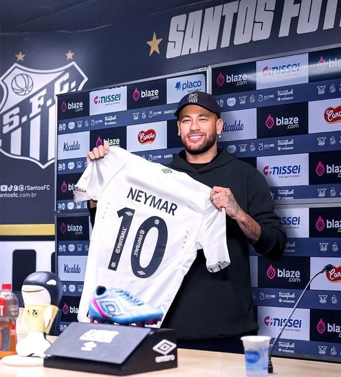 Foot brésilien : Neymar de retour à Santos