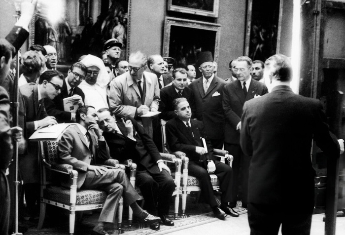 Hassan II et André Malraux au musée du Louvre en 1963. A gauche sur la photo (portant lunettes noires), le journaliste français Jean-François Kahn.