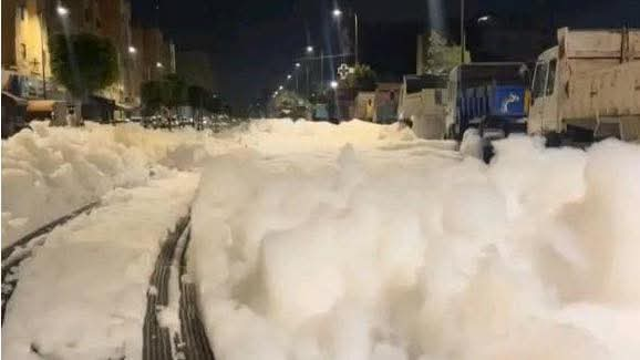 Casablanca : Une mystérieuse mousse blanche envahit les rues de Sidi Bernoussi