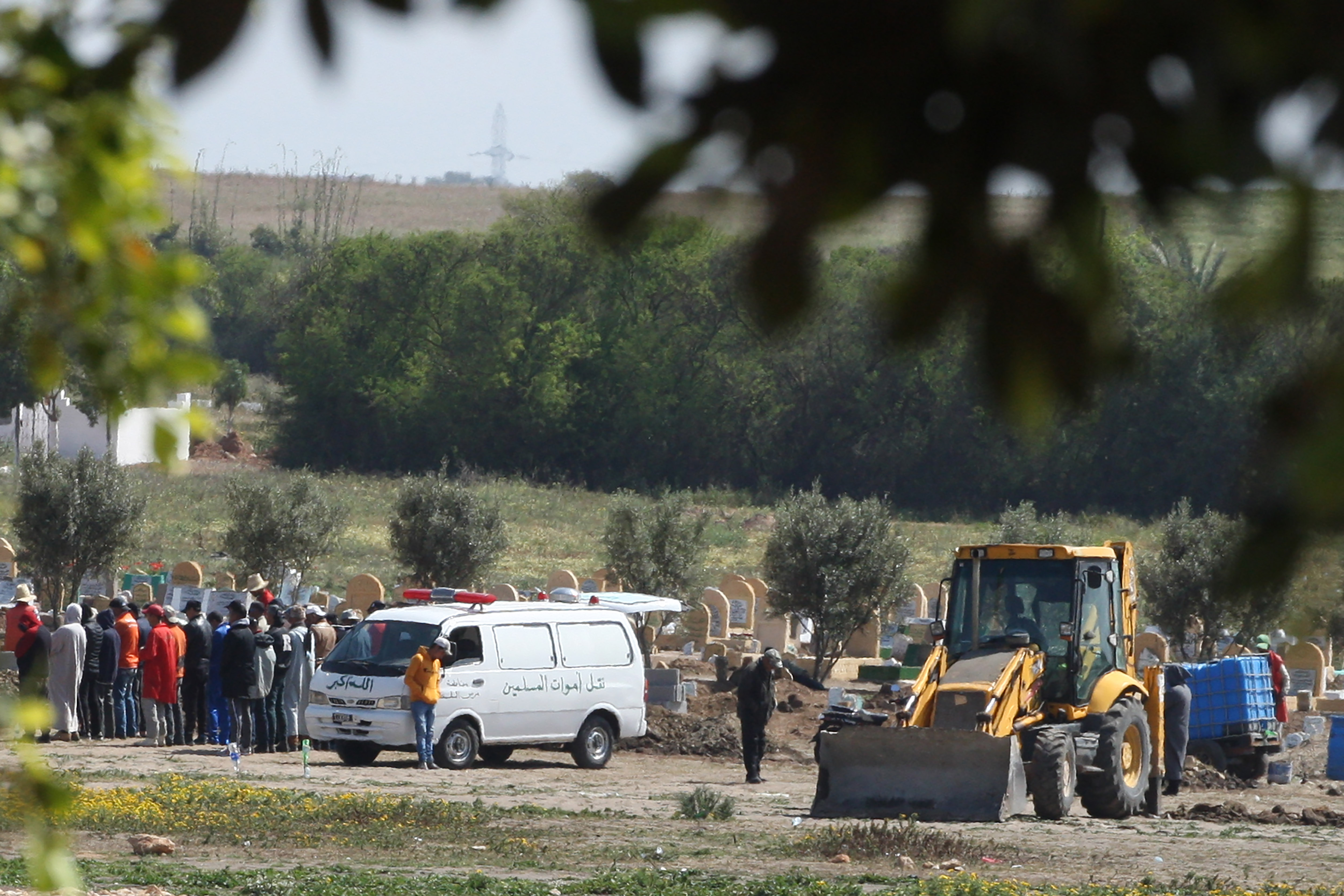 La prière du mort se fait désormais à même le tombeau ou à l'entrée du cimetière (photo Kamal)