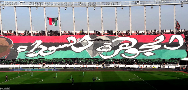 Hommage des supporters des FAR à la « Perle Noire » Timoumi. Ph. Nidal