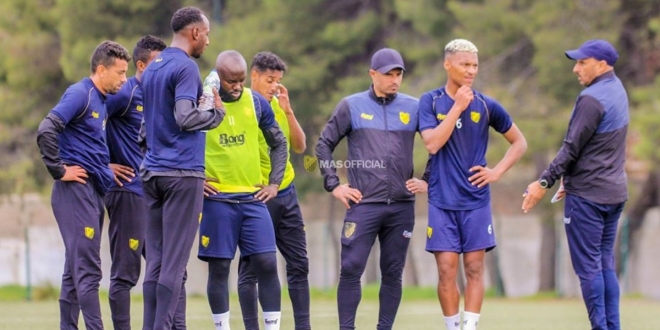 Le coach Jaâouani et ses poulains à l'entrainement.