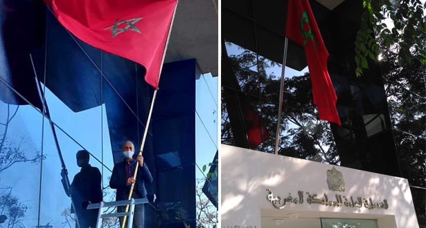 Le consul du Maroc à Valence qui remet le drapeau Marocain à sa place.