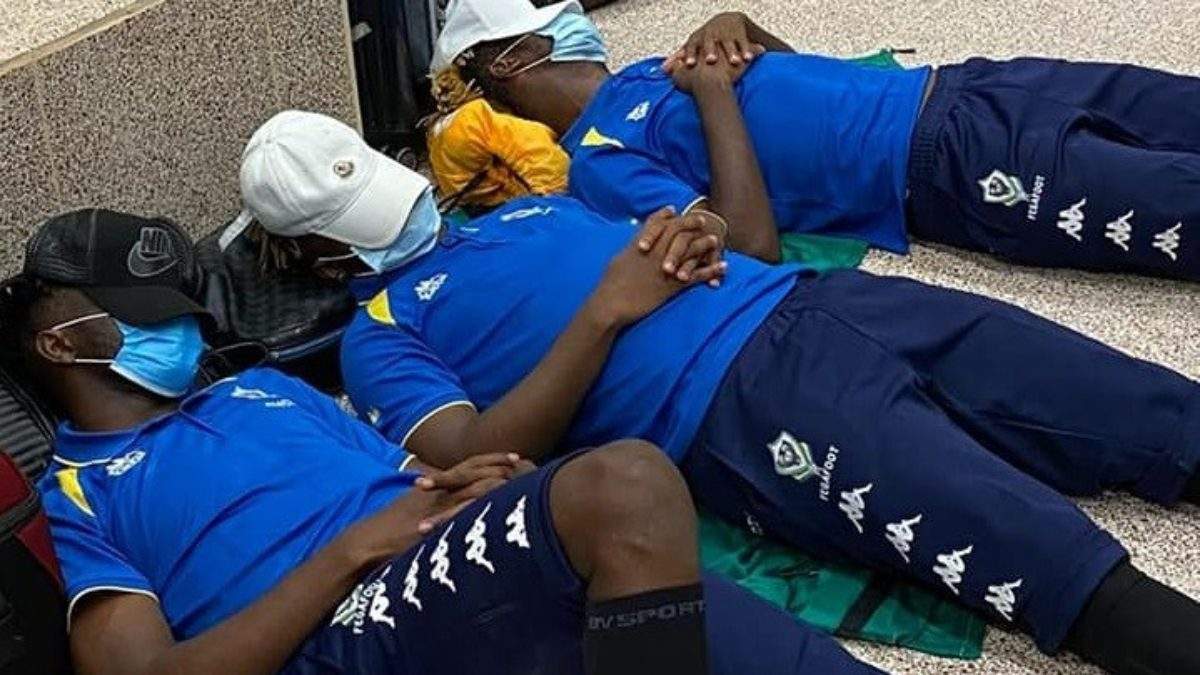 Les joueurs gabonais bloqués à l'aéroport de Banjul.