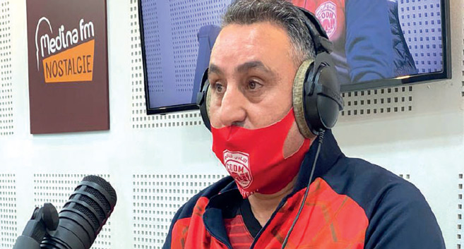 -M. Abdelkrim Riffaï au micro de Medina FM lors de l’émission. Ph. Laglag