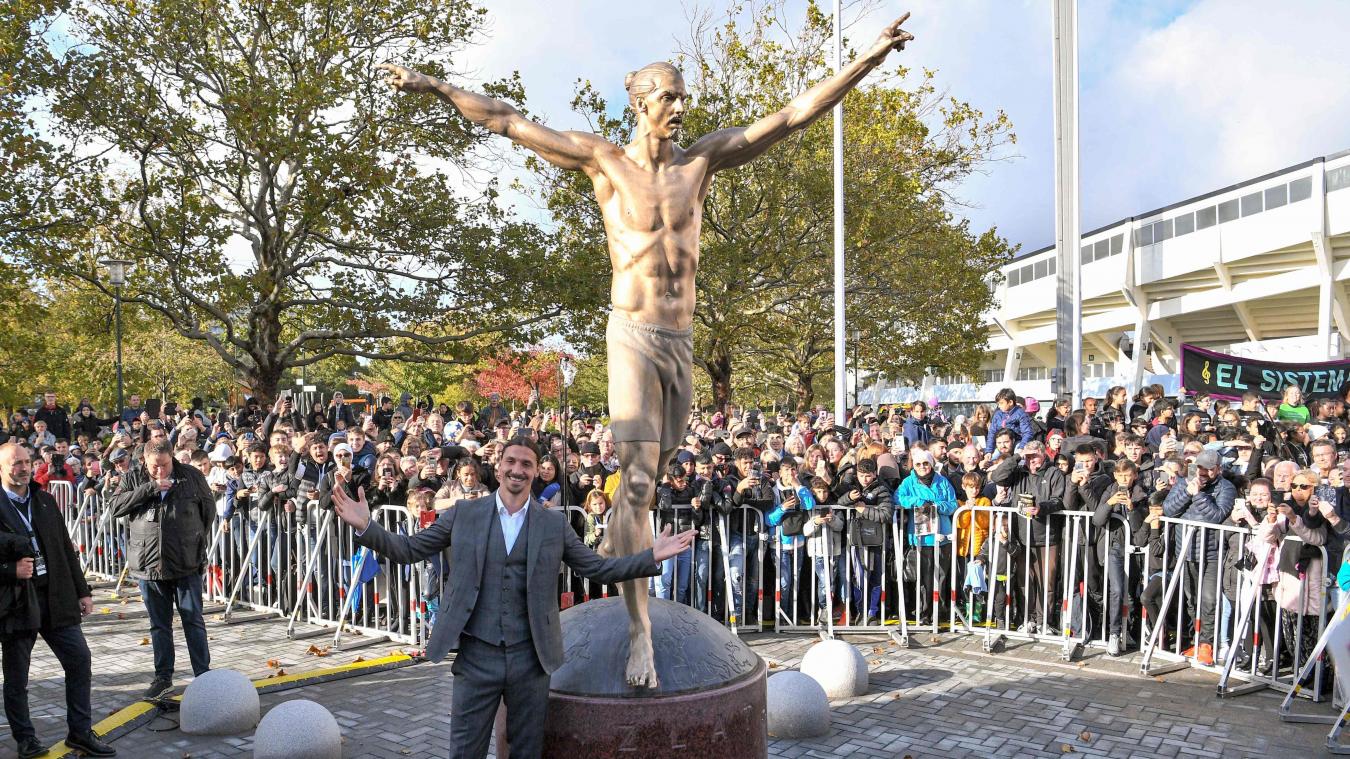 Zlatan Ibrahimovic posant avec sa statue géante dans sa ville natale