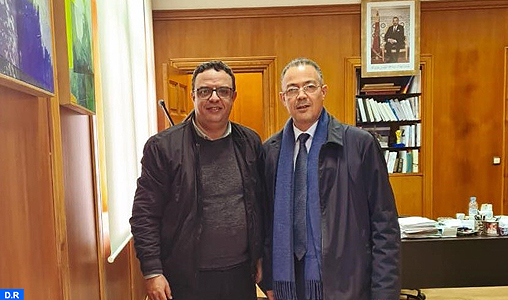 Fouzi Lekjaâ et le président de l'OCS, section football, M. Anouar Dbira Tlemçani. Ph. MAP