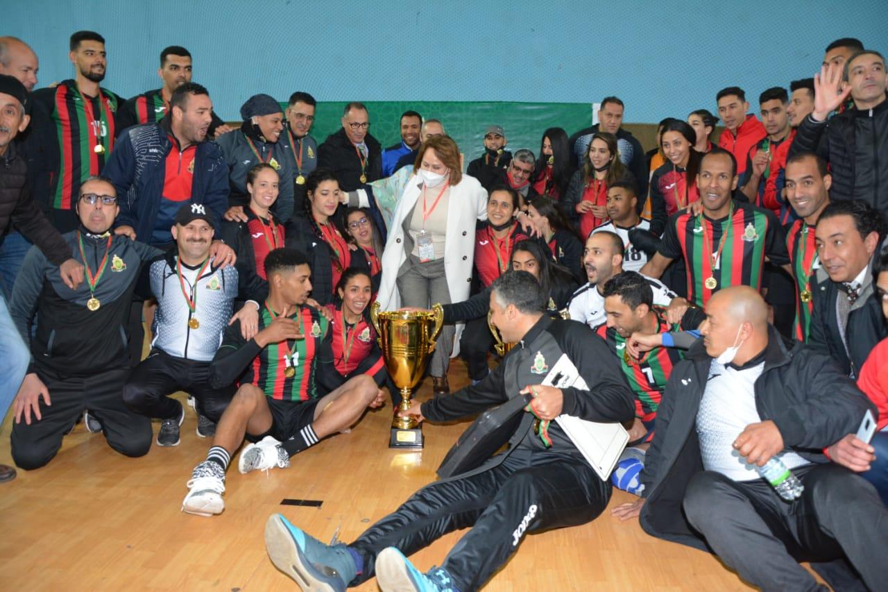 L'équipe militaire Messieurs et Dames prenant une photo-souvenir avec la présidente Bouchra Hajij. Ph. Nidal