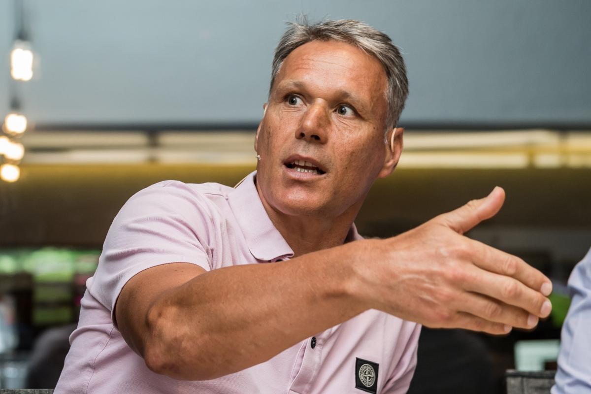 Arbitrage : Marco Van Basten, hors-jeu !