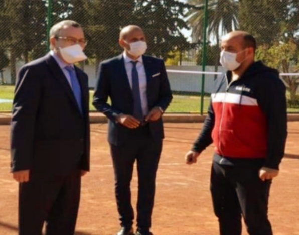 -À droite, Hicham Tazi en conversation avec le président et le gouverneur de la région de Sidi Kacem.