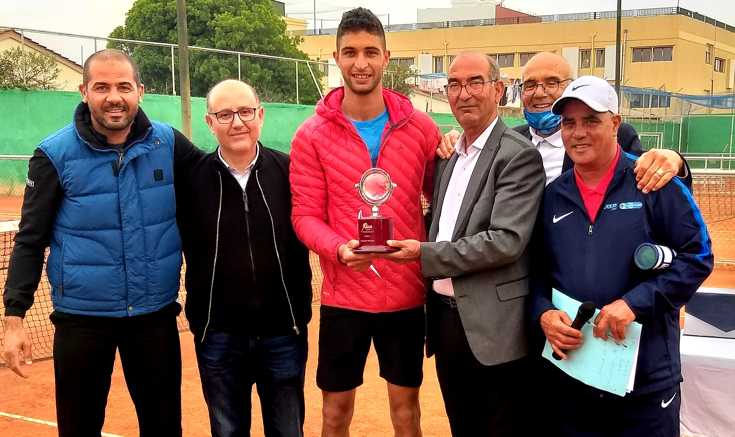 2-Le vainqueur Hamza Karmoussi félicité par les siens.