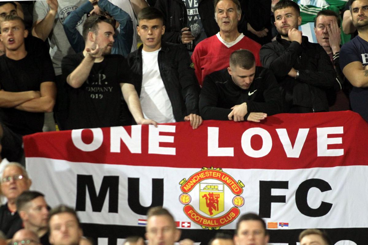 Foot anglais / Man. United- Liverpool : Les supporters mancuniens envahissent le terrain malgré le huis clos !