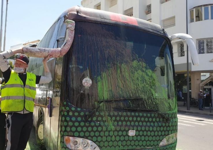 Le bus du Raja vandalisé dans le parking de l’hôtel du rassemblement à Rabat !?