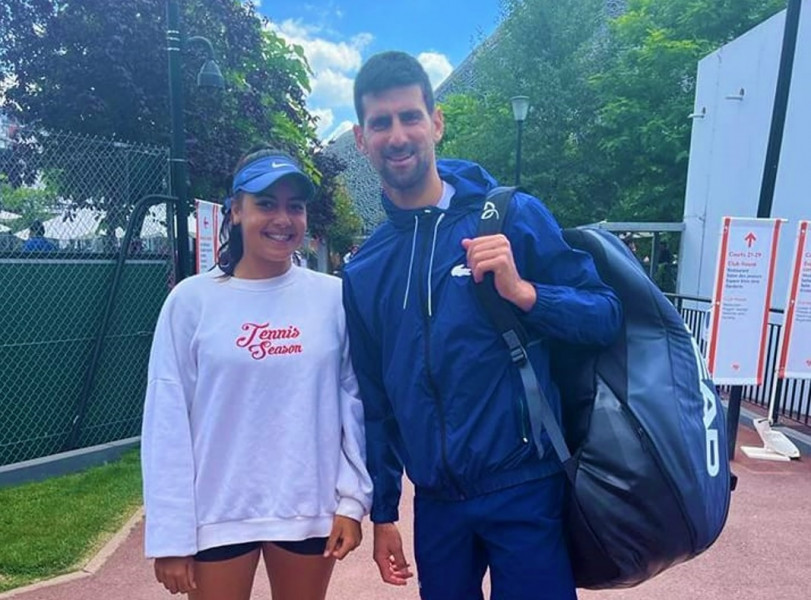 Aya toute fière aux côtés de Djokovic.