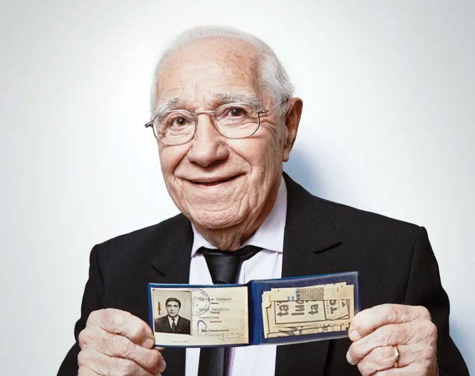 Enrique Macaya avec son badge Coupe du monde Suède 1958.