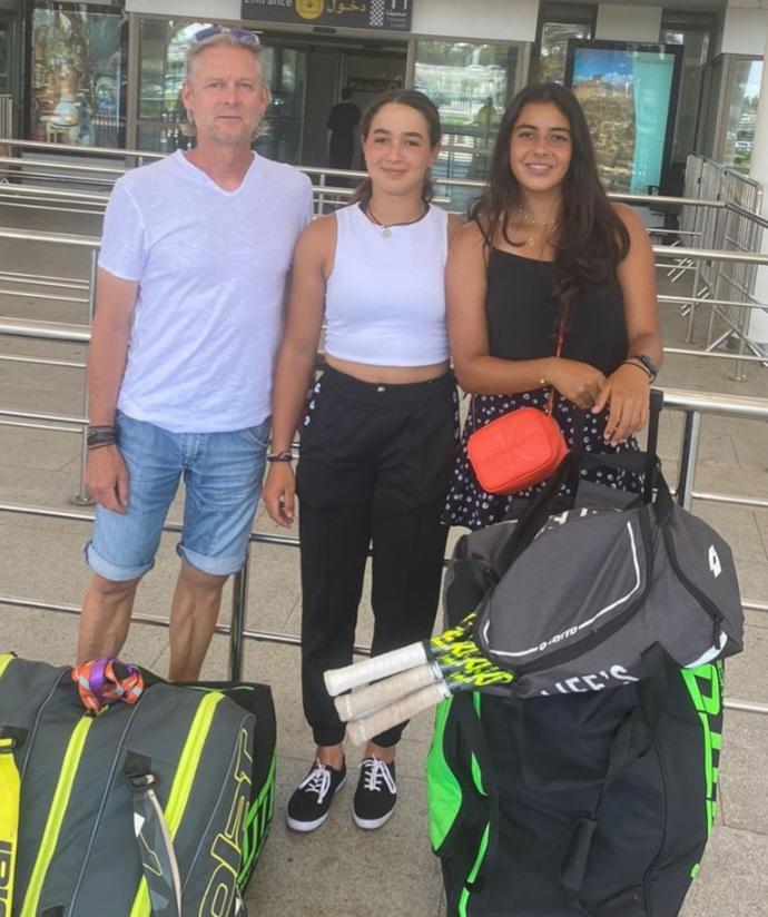 Nos deux joueuses avec leur entraîneur au départ de l'aéroport Mohammed V.