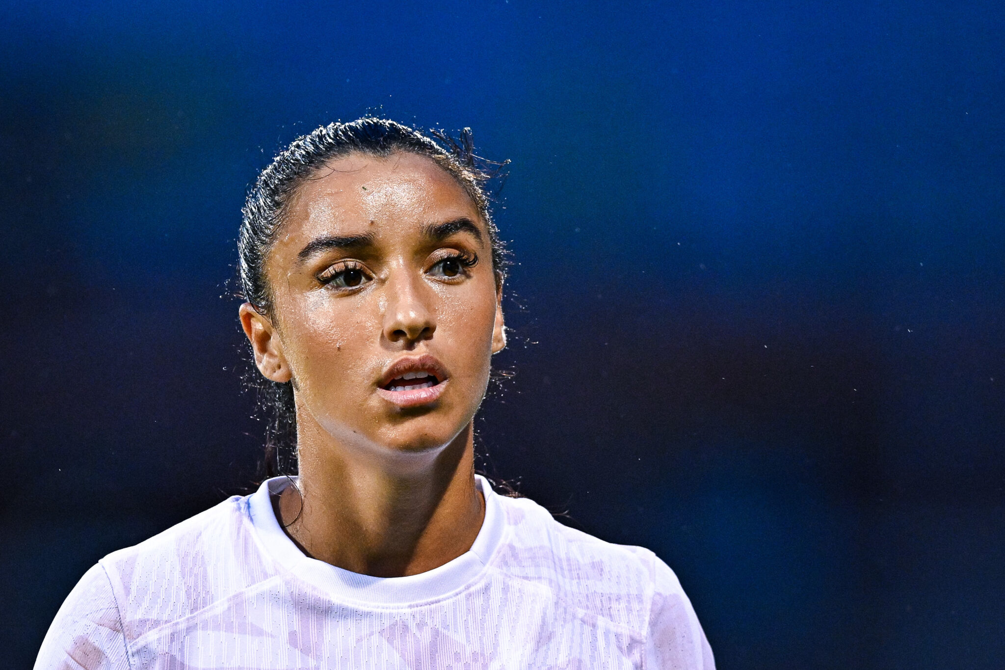 "L’Equipe" : Soukaina Karchaoui, une Lionne parmi les Bleues