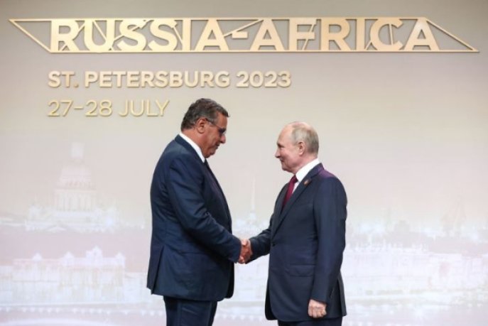 Rencontre de Aziz Akhannouch avec Vladimir Poutine, lors du Sommet Afrique-Russie.