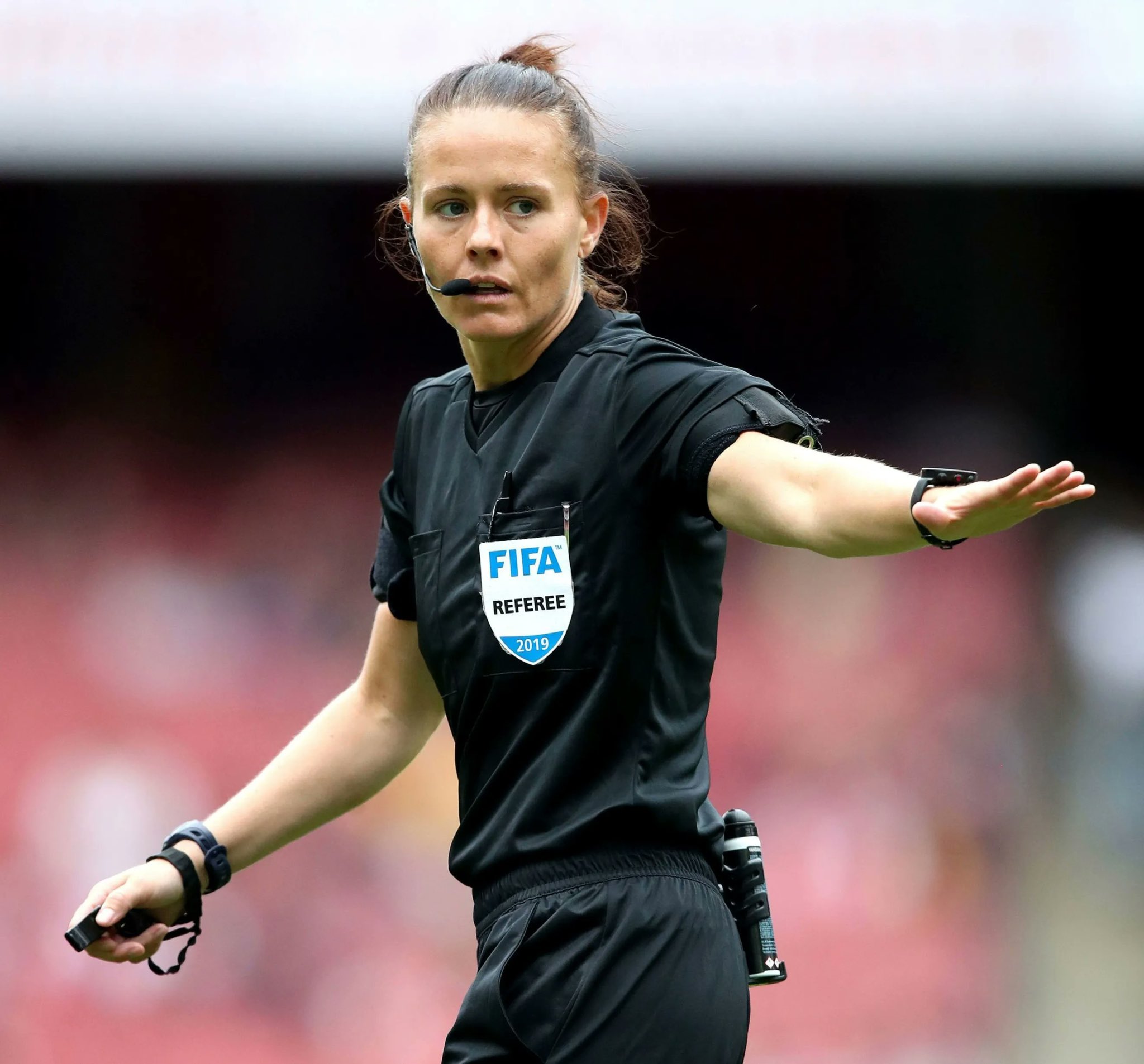 Rebecca Welch  sera la première dame à prendre le sifflet pour diriger  un match en Premier League. L'Angleterre est à la traîne par rapport aux Etats Unis, la France , l'Allemagne et ... le Maroc  !