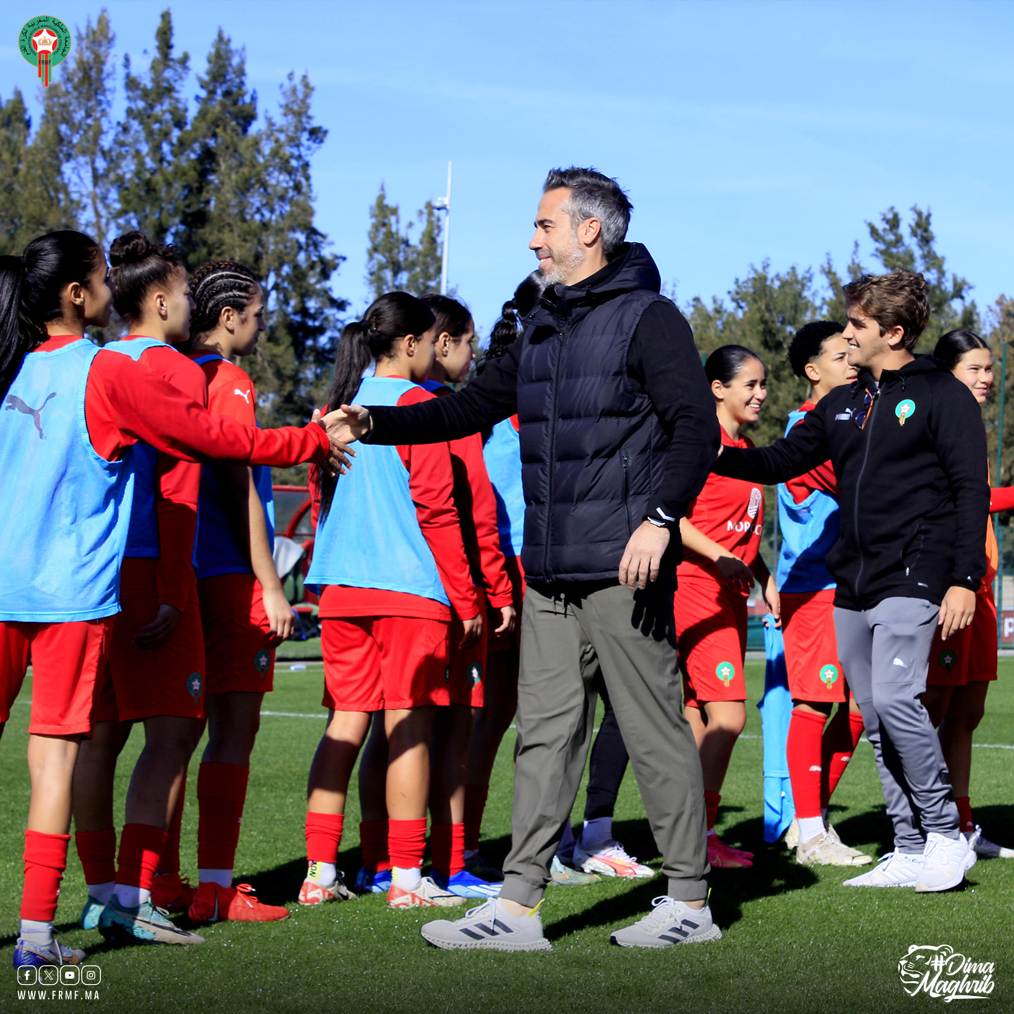 M. Jorge Vilda et son staff lors de la visite rendue aux filles U20 dans leur camp de base à Maamoura juste avant d'affronter l'Éthiopie samedi prochain à El Jadida