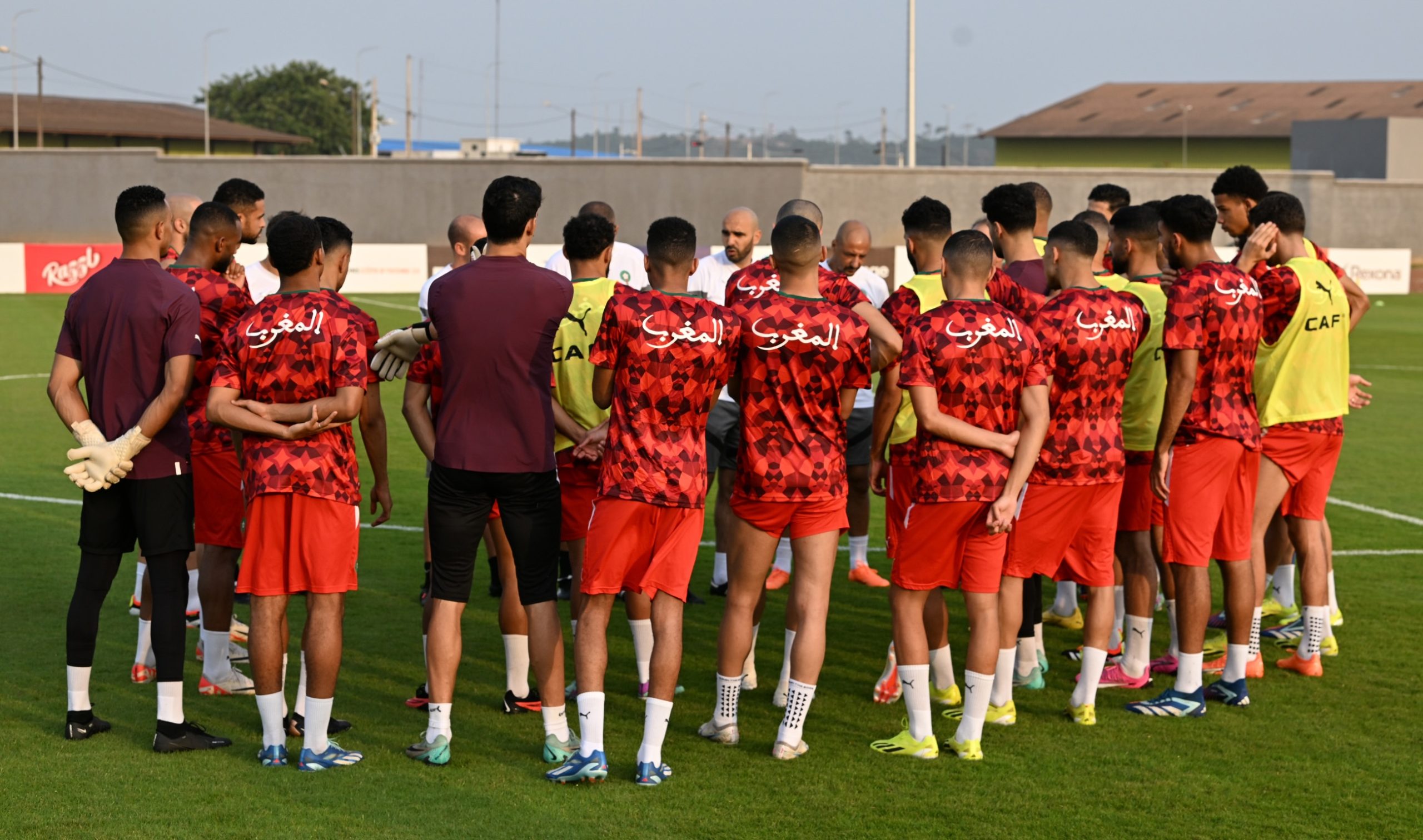 Le groupe concentré et attentif devant son meneur , Coach Walid !