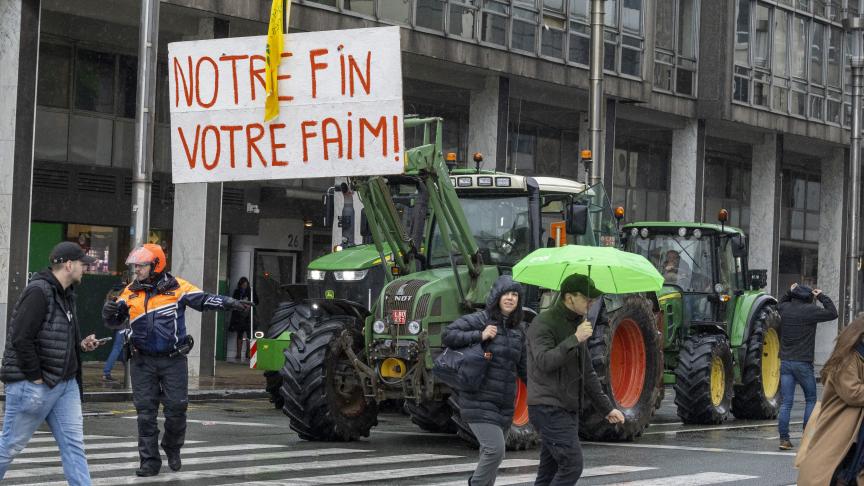 Crise des agriculteurs : Les tracteurs envahissent Bruxelles et Madrid