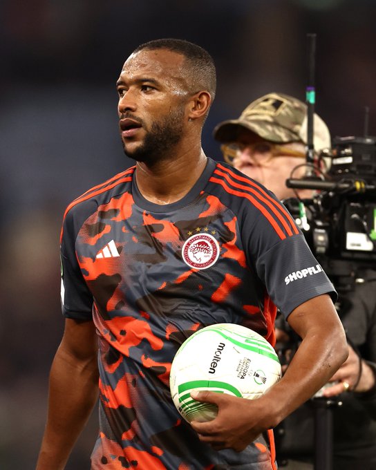 Ayoub El Kaabi garde le ballon du match en souvenir de son triplé !