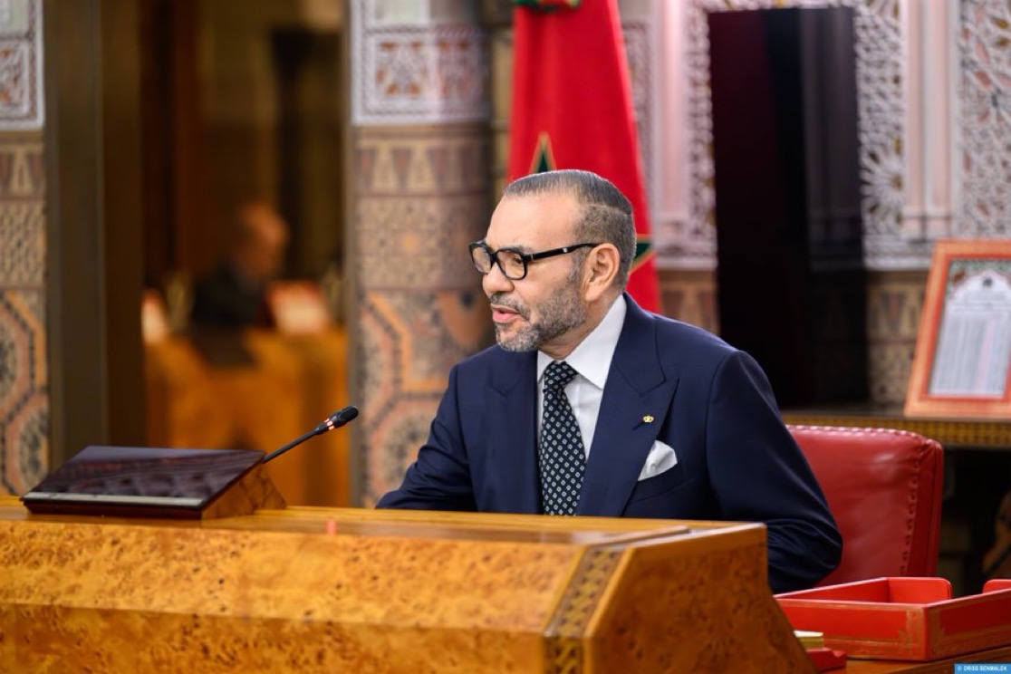 Sa Majesté le Roi Mohammed VI, que Dieu L’assiste, présidant le Conseil des Ministres de samedi.