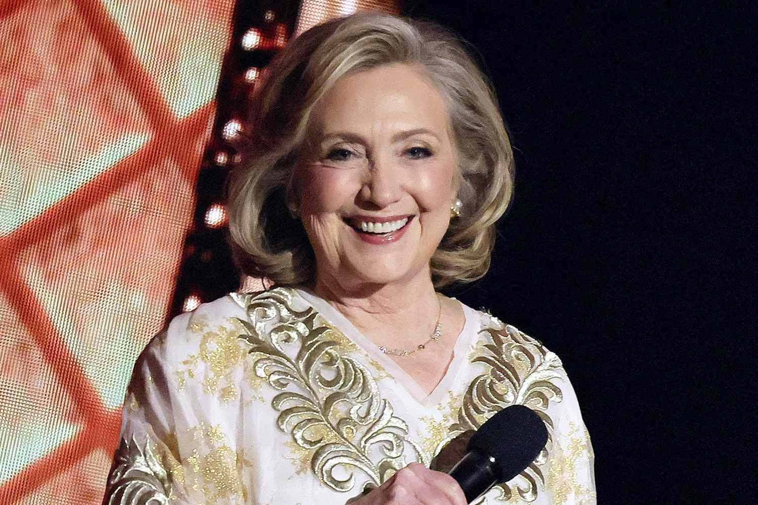 Hillary Clinton éblouit en gandoura dorée aux Tony Awards