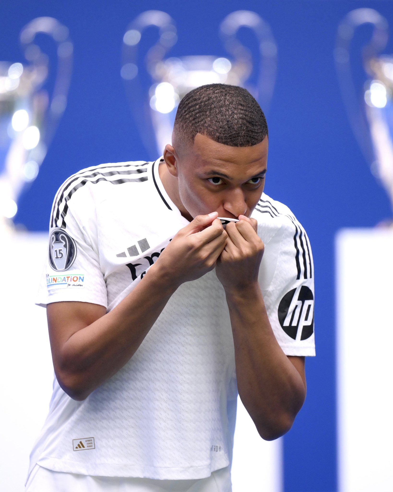 Real/Mbappé : Vidéos de l’arrivée de Kylian Mbappé sur la pelouse du Bernabeu