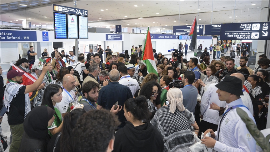 La délégation palestinienne acclamée à l'aéroport de Roissy