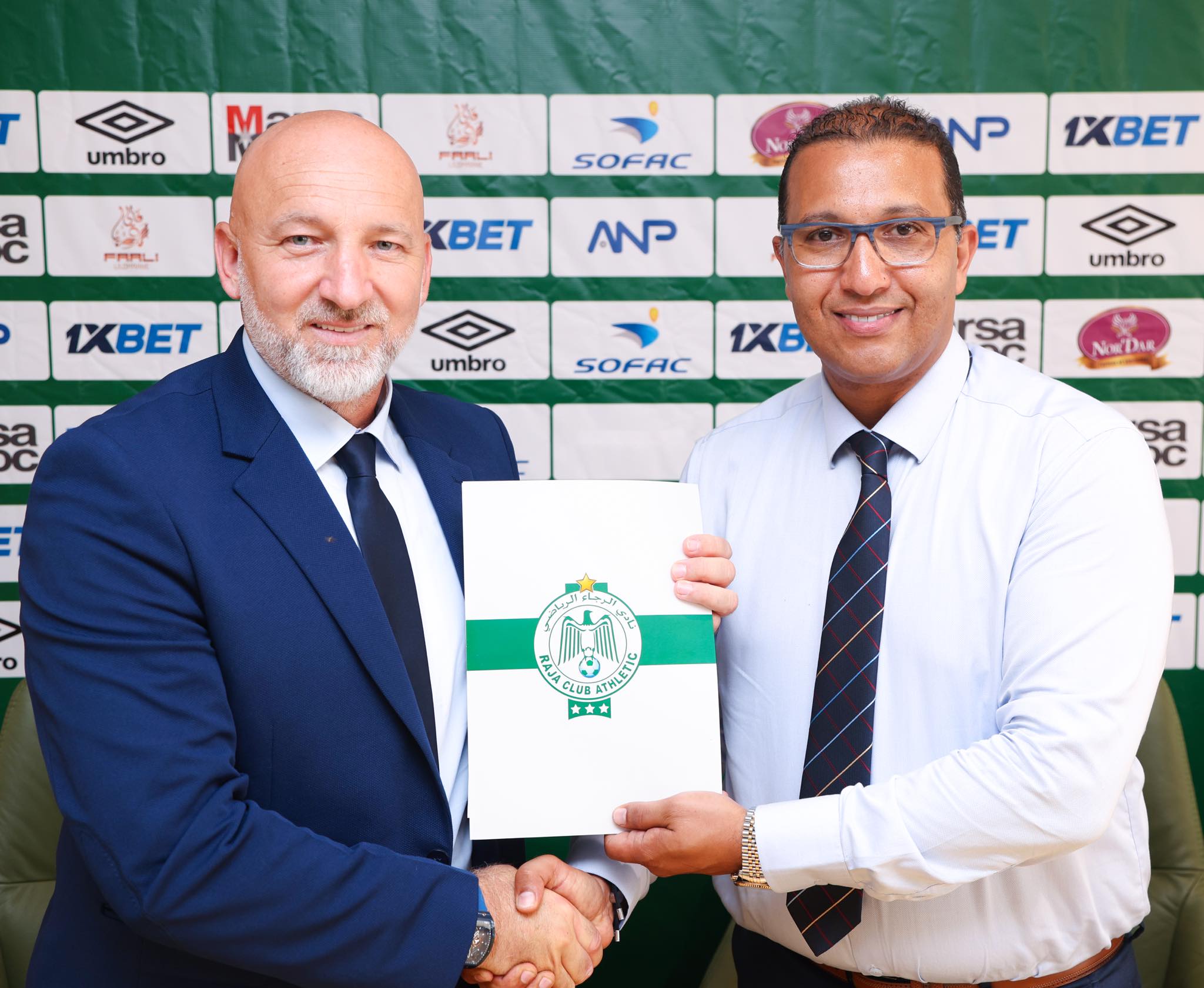 les nouveaux président et coach du Raja lors de la signature du bail!