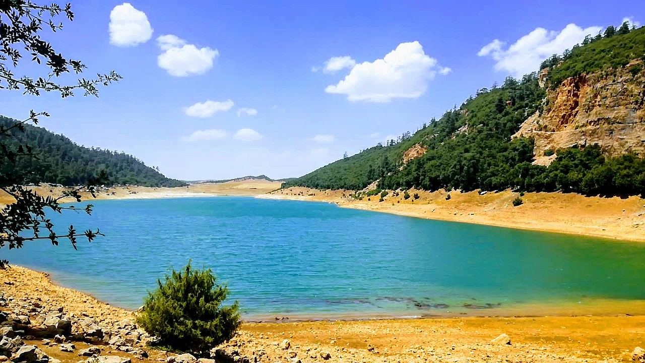 Khénifra : Le pavillon bleu hissé pour la 1ère fois au lac Aguelmam Azegza