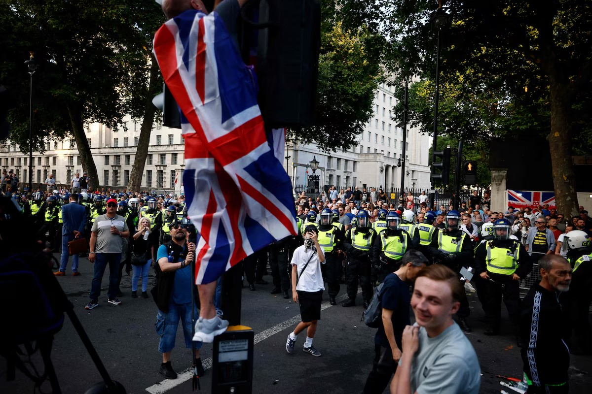 Royaume-Uni: réunion de crise à Downing Street après un week-end d'émeutes d'extrême droite