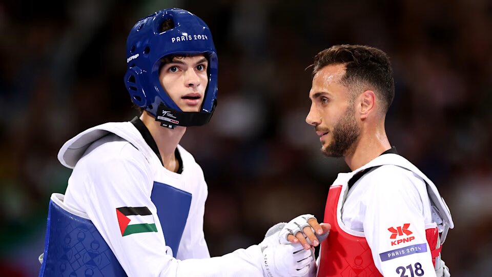 Le Palestinien Omar Yaser Ismail devant l'Iranien Hadi Tiranvalipur, de l'équipe des réfugiés.