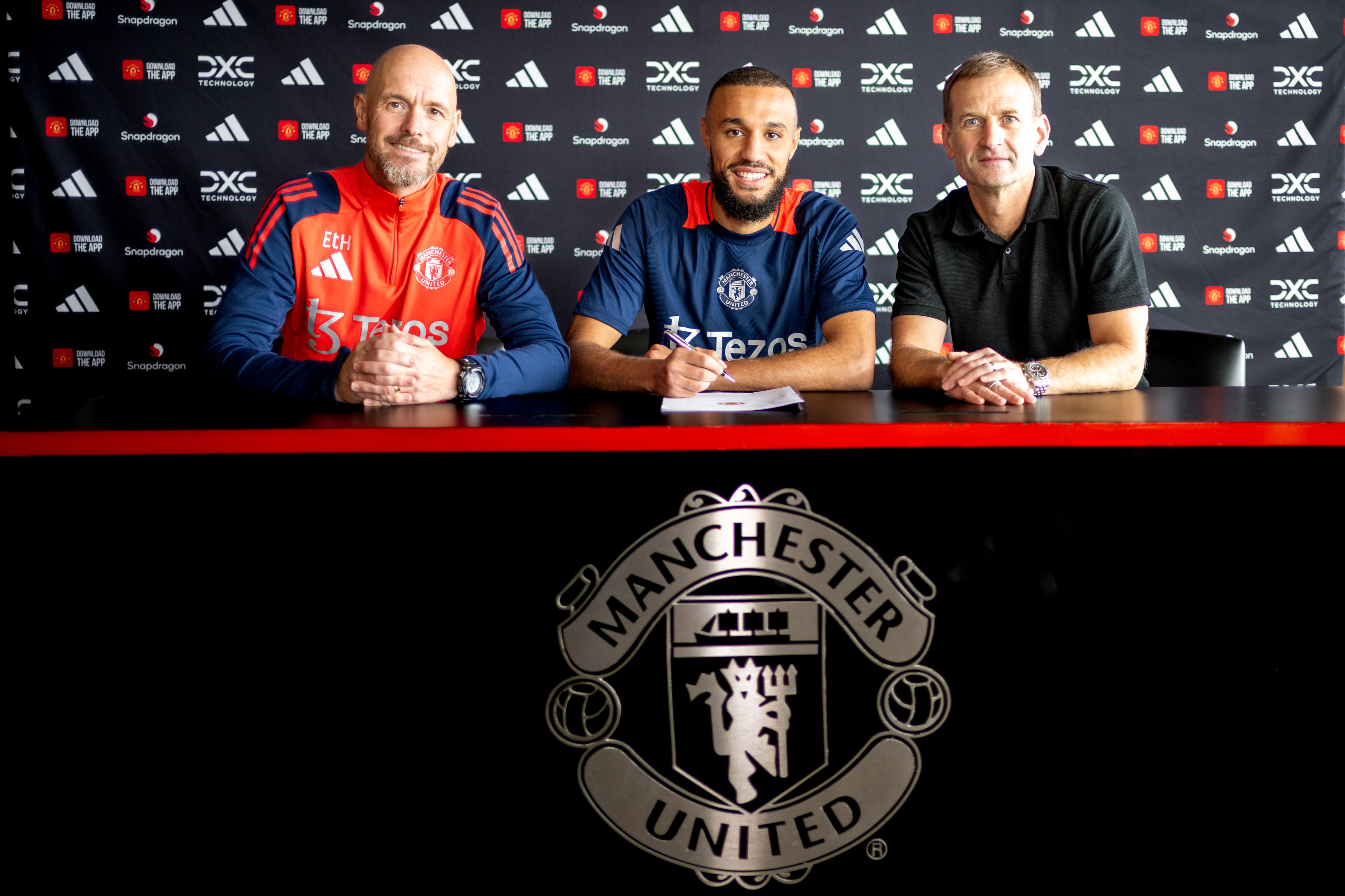 Transfert: Mazraoui officiellement chez les Red Devils