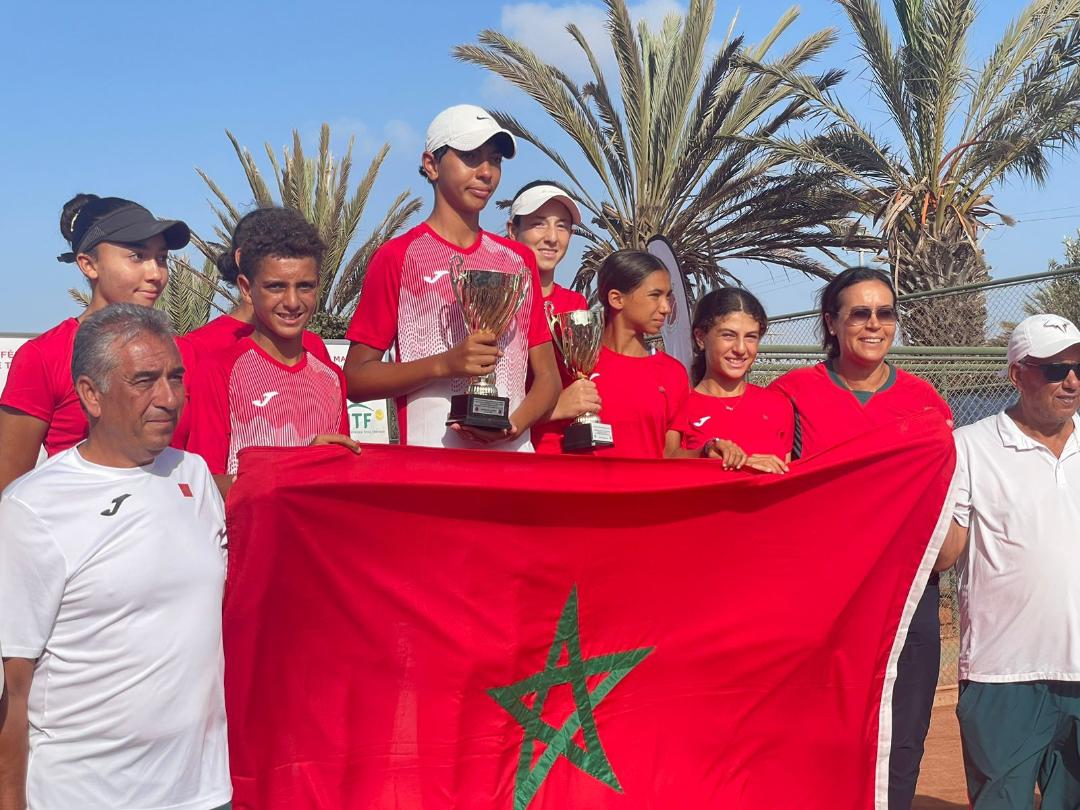 Nos champions sur le podium avec leur staff.