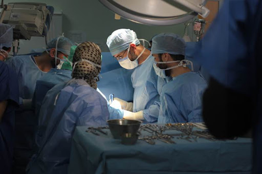 Prouesse chirurgicale : Succès de deux transplantations hépatiques à partir de donneurs vivants apparentés en moins de 48 heures au CHU Ibn Sina