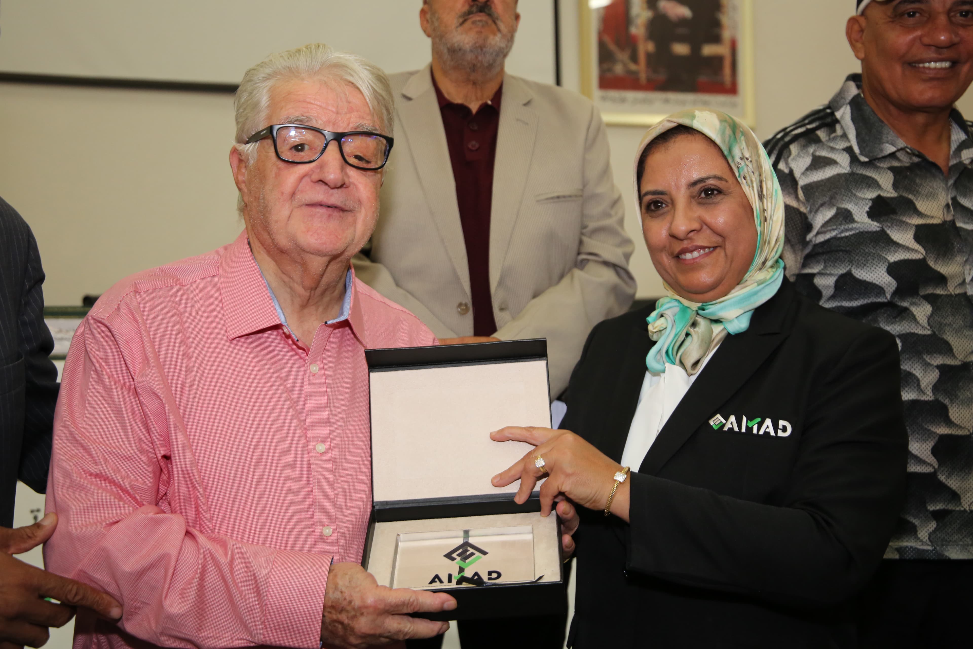 Dr Fatima Abouali (AMAD) rendant hommage au Doyen des journalistes sportifs marocains, M. Abdellatif Chraibi.