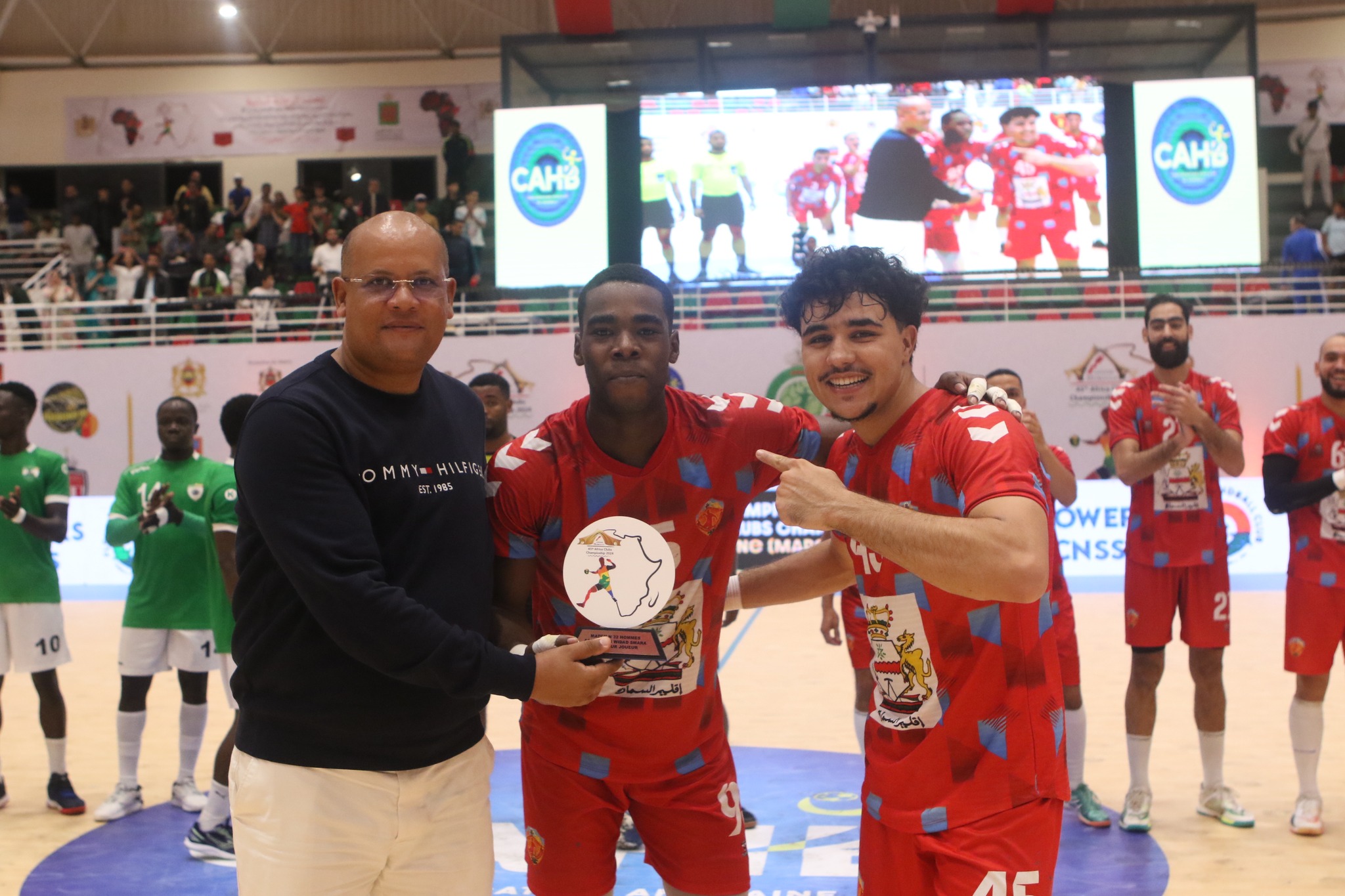 Zakaria Merrahi, Monsieur Sport au sein de la mairie de Laâyoune, remet le trophée de '' Meilleur joueur du match'' de la rencontre Wydad Smara-Adjidja  !