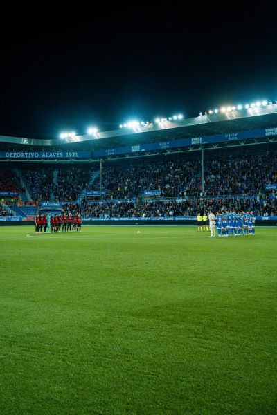 Moment de recueillement observé vendredi soir  avant le coup d'envoi du match Alavés-Majorque