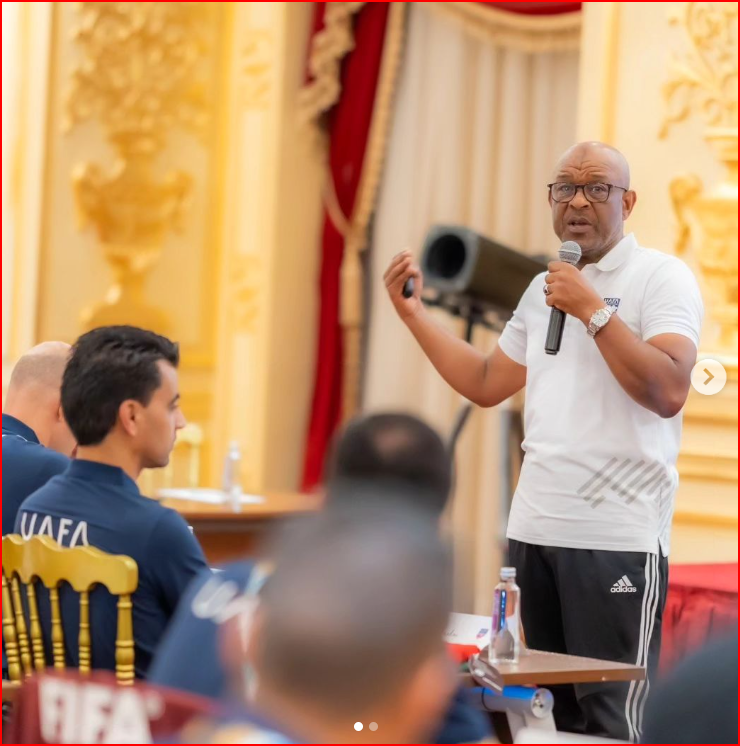 Mohammed Guezzaz, le fait d'avoir été enseignant  et arbitre de haut niveau lui a facilité sa reconversion: Du stylo, au sifflet, puis au micro! Guezzaz est instructeur FIFA, CAF et Union Arabe de Football ( UAFA)