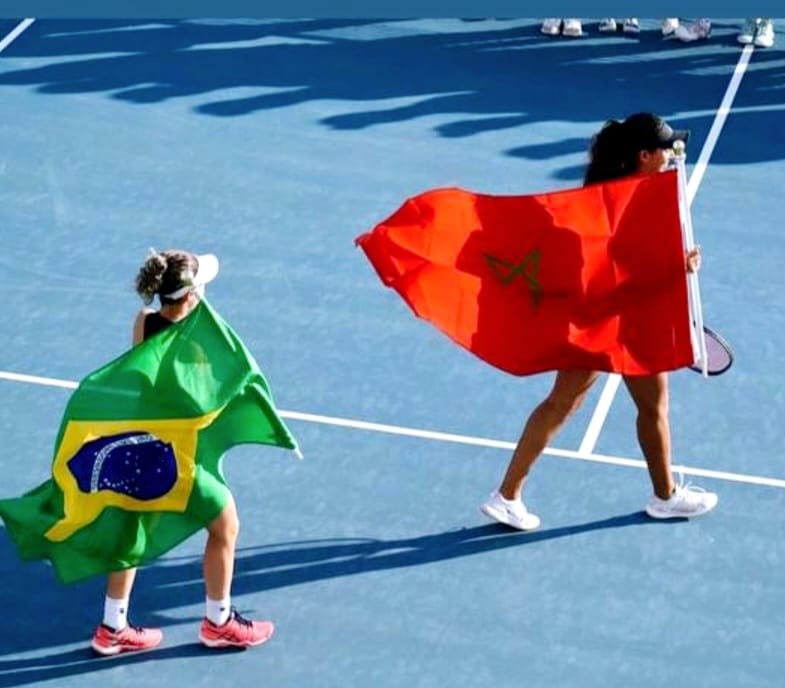 Les drapeaux marocain et brésilien sous le ciel du Texas