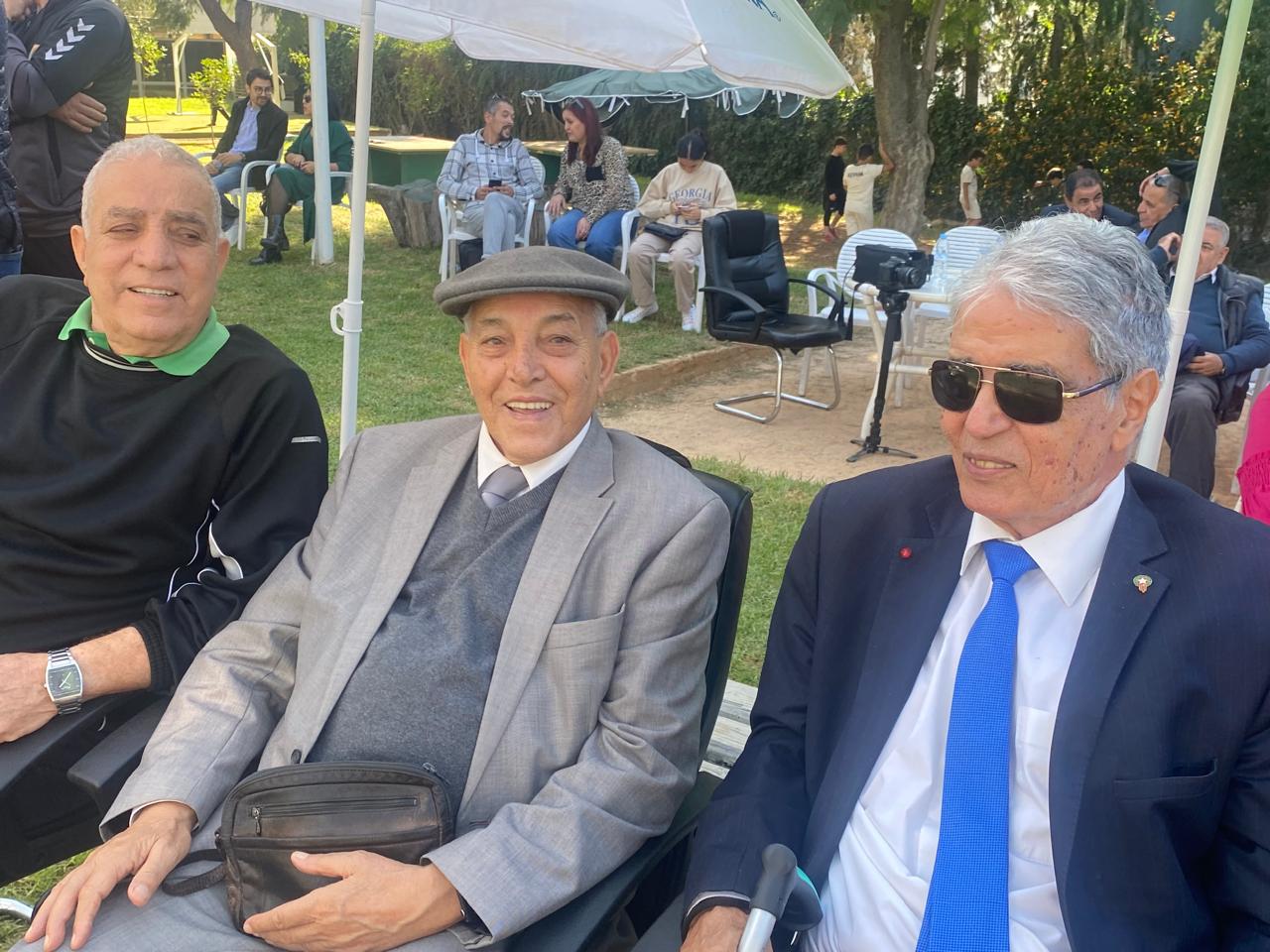 Un arbitre , un dirigeant et un joueur devenu par la suite entraineur ensemble : l'amitié, le respect et l'estime réciproque , c'est ce qui reste quand on baisse le rideau professionnel !.. Des valeurs immuables ! Hamidouche avec Haj Hanat et Abdelali Naciri