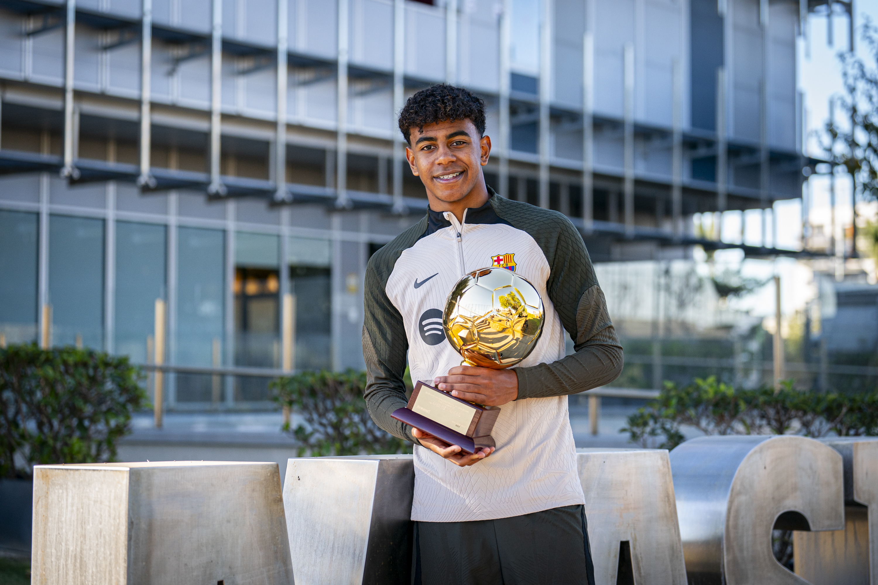 Football : Lamine Yamal remporte le trophée du Golden Boy