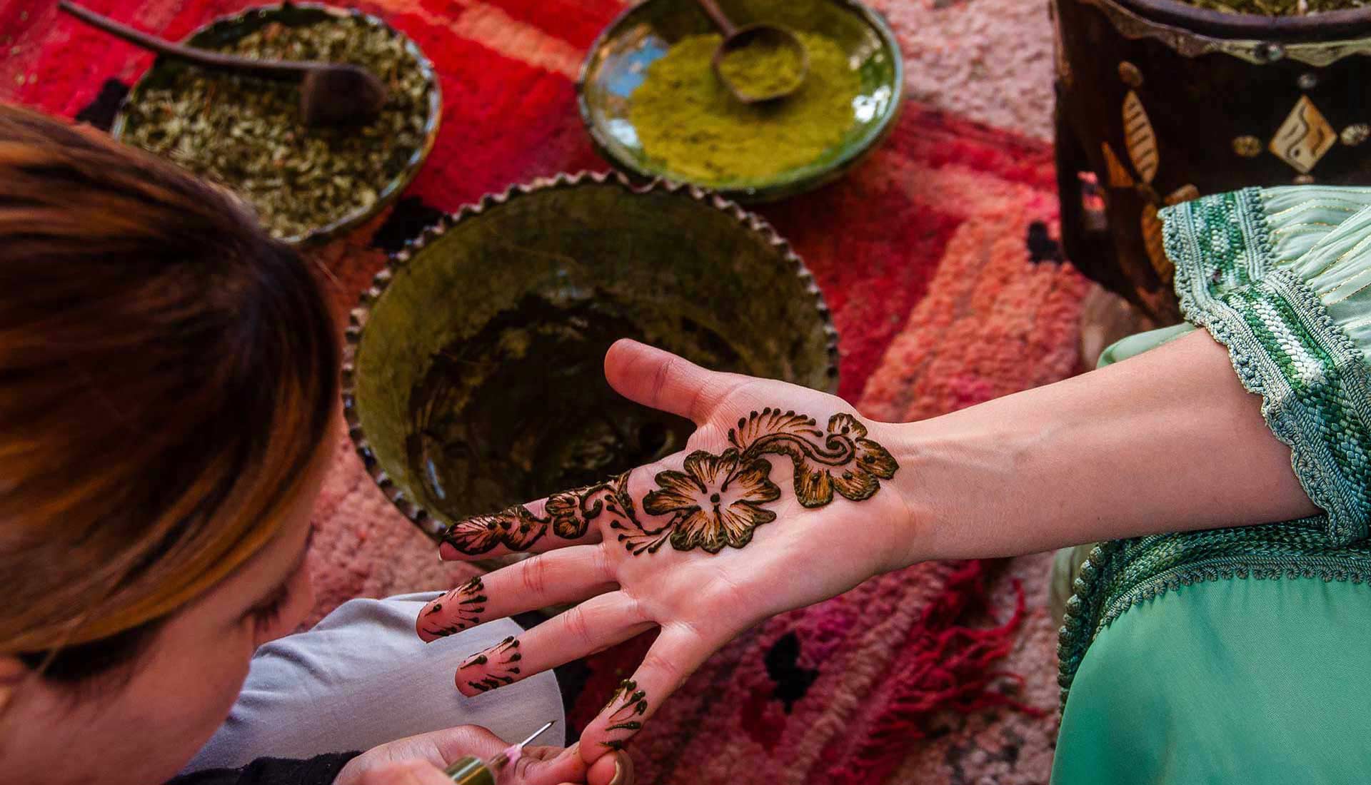 Le Maroc fait inscrire le henné au patrimoine immatériel de l’UNESCO