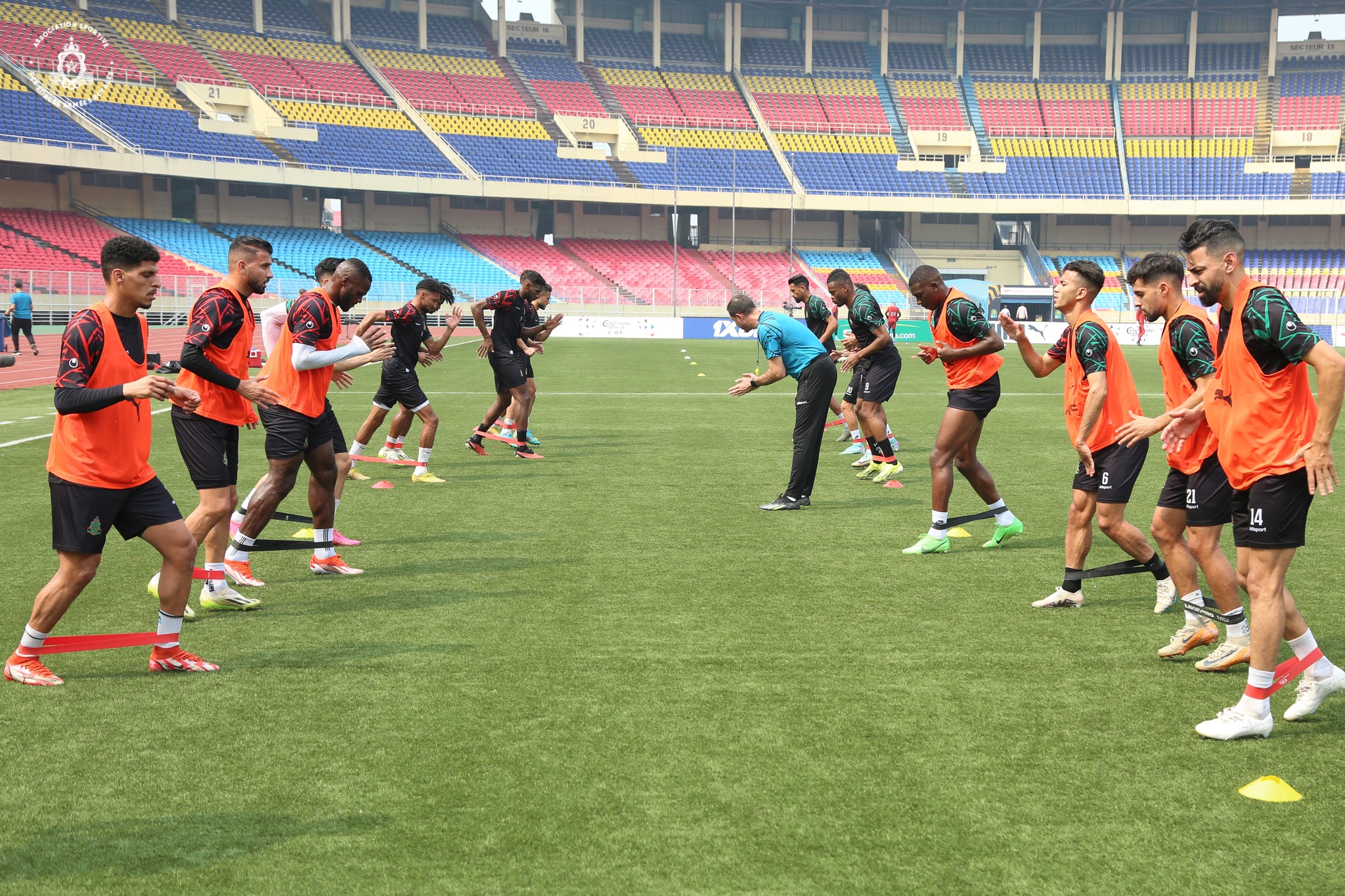 L'AS FAR lors de la séance d'entrainement protocolaire sur la pelouse du Stade des Martyrs qui accueille le match cet après-midi.