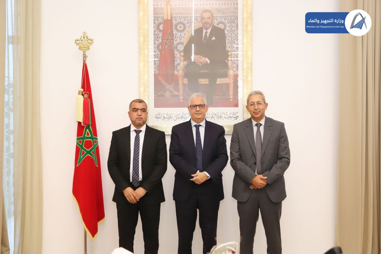 Le ministre Nizar Baraka entouré de Mohamed Dkhissi, nouveau directeur général de la Météorologie Nationale (à gauche), et Abdelfattah Sahibi, son prédécesseur (à droite).