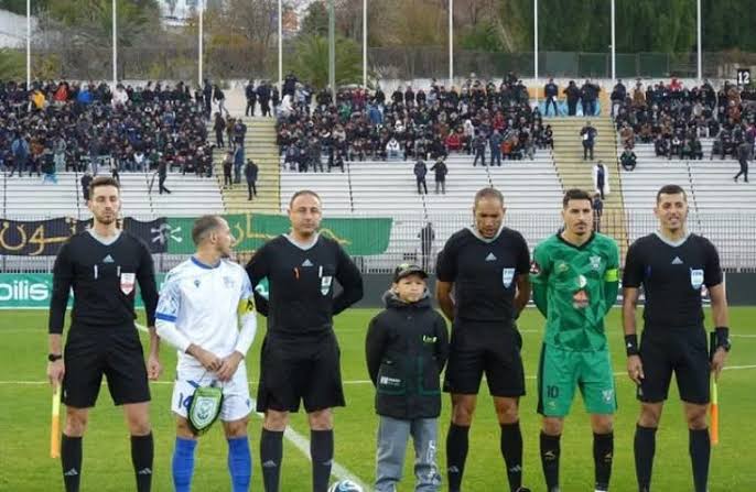 Foot algérien: La VAR n'étant pas utilisée, un arbitre international  a eu recours à un téléphone portable pour se déjuger !!!!